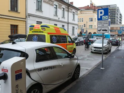 - električna polnilnica - polnilna postaja - električna mobilnost -<br>električna polnilnica za električno vozilo -<br><br>- 25.01.2023 – Vrhovčeva ulica 10 v Ljubljani - Avant2Go parkirišče Poliklinika - brezplačno parkiranje električnega vozila – 100 % električni car sharing -<br> <br>//FOTO: Bojan Velikonja