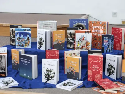 - knjige - romani<br><br>- 26.02.2024 - Osnovna šola OŠ Škofja Loka – Mesto, nastop pisateljice Špele Frlic v podpori podjetja Sax Konstrukcije, Gazele gorenjske regije 2023 v sklopu sodelovanja med projektoma slovenska Gazela in Bralna značka.<br> <br>//FOTO: Jaka Gasar