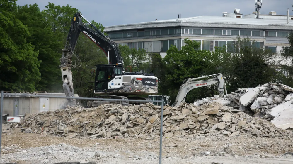 16.04.2024 - rušenje tovarne Tuba na Verovškova i 66Foto: Luka Cjuha