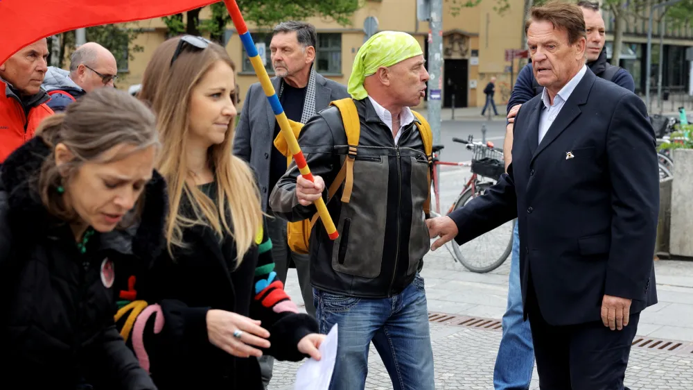 Ljubljana, Trg republike.<br>Novinarska konferenca Gibanja za pravice Palestincev, Pravnega centra za varstvo clovekovih pravic in okolja ter Mirovnega instituta, ki so jo grobo zmotili clani iniciative Glas upokojencev in Instituta 1. oktober.