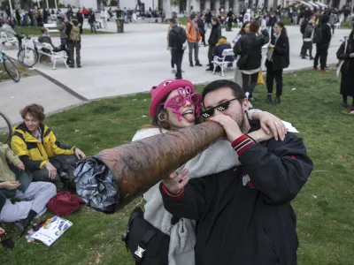 - simbolična fotografija: joint – konoplja – marihuana –  - 20.04.2023 – Kongresni trg - tradicionalni Marihuana marš 2023 v organizaciji Študentske organizacije Univerze v Ljubljani - //FOTO: Jaka Gasar