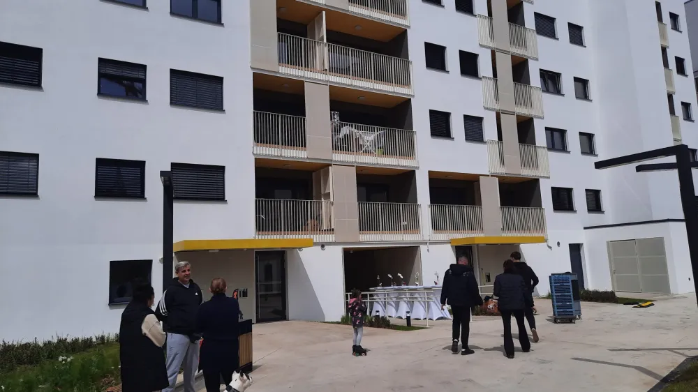 Sklad je večino od 88 stanovanj ob Šmartinski cesti že oddal čakajočim upravičencem do neprofitnih najemnih stanovanj.
Foto: Luka Cjuha