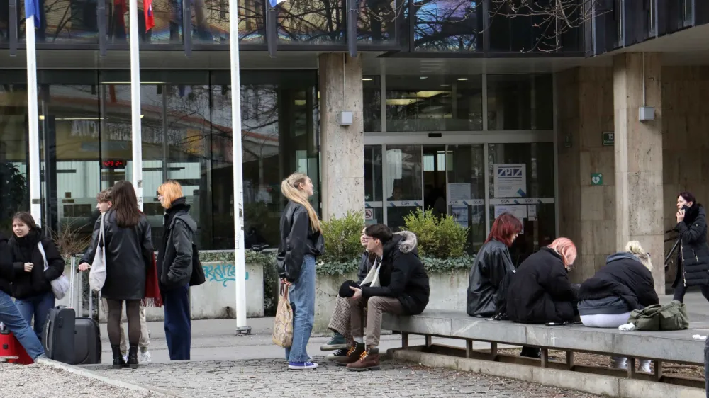 14.03.2023- Simbolična fotografija- Zavod za pokojninsko in invalidsko zavarovanje Slovenije (SPIZ) - mladi - pokojninska reforma - <br><br><br>Foto: Tomaž Skale