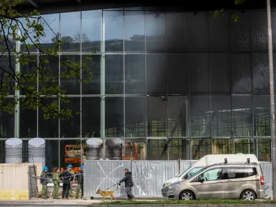 V požaru na gradbišču kopališča Ilirija je bil del steklene fasade močno poškodovan. Foto: Luka Cjuha