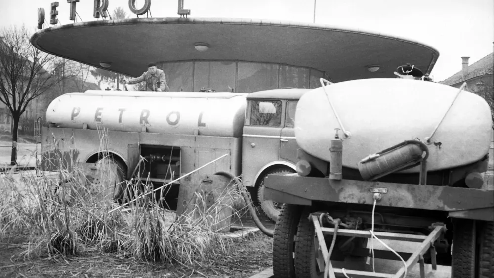 Bencinska črpalka, 1961 