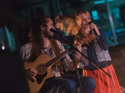 Zajtrk so sveža zasedba na glasbeni sceni, sestavljajo jo vokalistka Laura Krajnc in kitarist Sven Horvat, v razširjeni zasedbi pa še harmonikar Matija Solce ter kontrabasistka Neža Pavlovič.