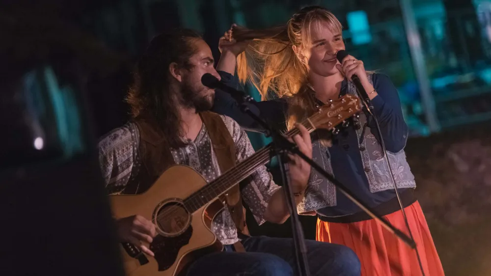 Zajtrk so sveža zasedba na glasbeni sceni, sestavljajo jo vokalistka Laura Krajnc in kitarist Sven Horvat, v razširjeni zasedbi pa še harmonikar Matija Solce ter kontrabasistka Neža Pavlovič.