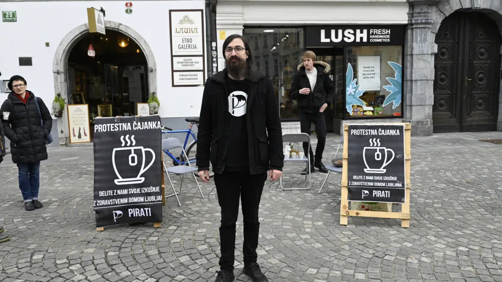 mestni svetnik Jasmin Feratović (Piratska stranka) - 27.02.2023 &ndash; Piratska stranka Slovenije - protestna akcija pred Mestno hi&scaron;o Mestne občine Ljubljana - naziv akcije "Protestna čajanka proti uničevanju ljubljanskega zdravstva". Protest Pirati -//FOTO: Nik Erik Neubauer