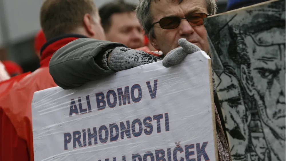 - ilustrativna fotografija - transparent - ali bomo v prihodnje ustvarjali dobiček- protest delavcev mariborskega podjetja Siemens Transportation System (STS) v Ljubljani, ki ga lastniki nameravajo po neuspešnem poskusu prodaje v letošnjem letu likvidirati.//FOTO: Matej PovšeOPOMBA: ZA OBJAVO V ČASOPISU DNEVNIK