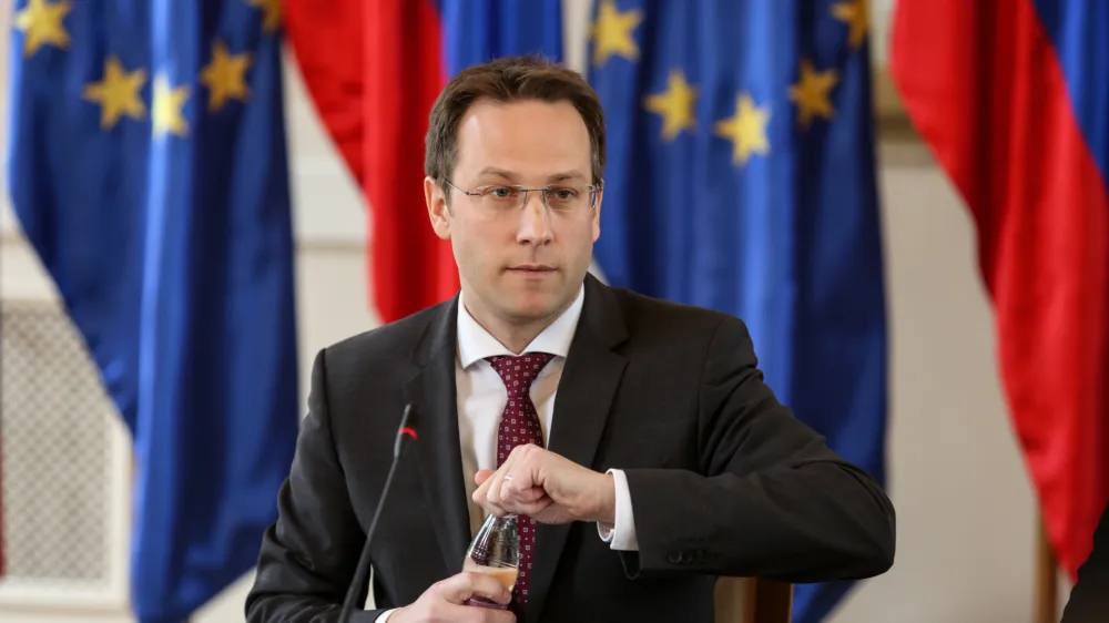 ﻿kandidat za Ustavnega sodnika RS DDr. Klemen Jaklič, predavatelj na ameriški Univerzi Harvard, kjer predava s področij ustavnega prava, moralne teorije, etike, človekovih pravic in demokracije.    - 21.03.2017 - javna predstavitev drugega kandidata za sodnika Ustavnega sodišča RS Klemna Jakliča v predsedniški palači -.    //FOTO: Luka Cjuha