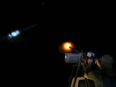 A Ukrainian serviceman from an anti-drone mobile air defence unit fires a machine gun towards a Russian kamikaze drone, amid Russia's attack on Ukraine, in Kherson region, Ukraine April 19, 2024. REUTERS/Ivan Antypenko