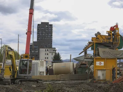 gradbišče Vilharjeva - Vilharia<br><br>17.4.2023, gradnja stanovanj, gradbišče, stanovanjska problematika<br><br>FOTO: Luka Cjuha