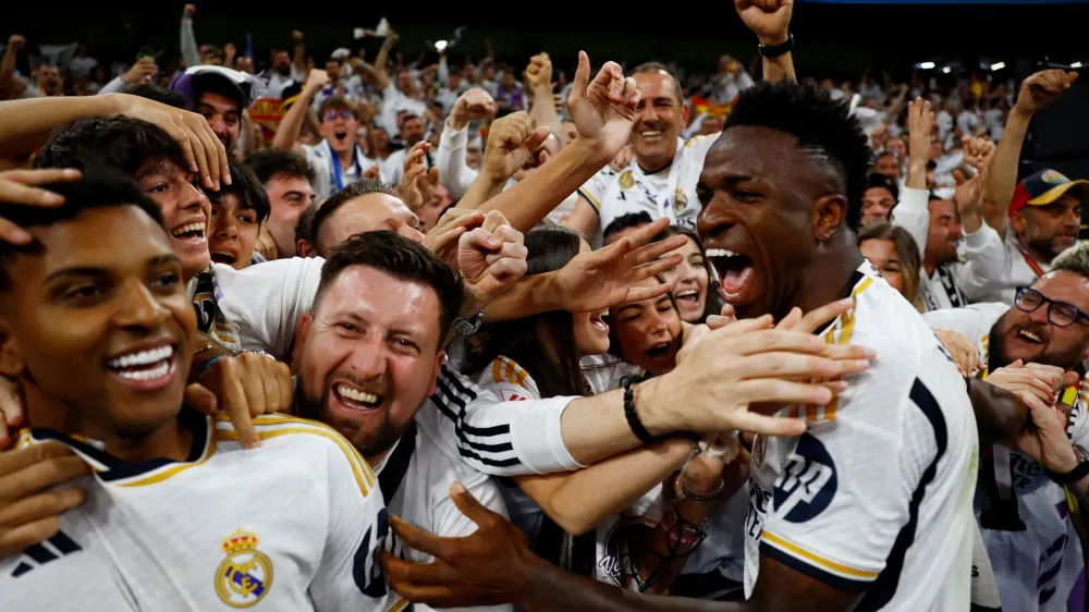Soccer Football - LaLiga - Real Madrid v FC Barcelona - Santiago Bernabeu, Madrid, Spain - April 21, 2024 Real Madrid's Vinicius Junior and Rodrygo celebrate with fans after Jude Bellingham scores their third goal REUTERS/Susana Vera   TPX IMAGES OF THE DAY