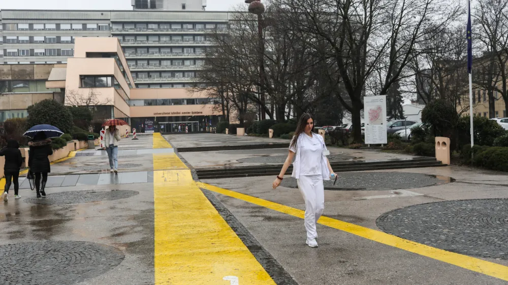 - glavna stavba UKC &ndash; Unverzitetni klinični center v Ljubljanit,- 01.03.2024 &ndash; stavka zdravnikov - začeli uveljavljati umiki soglasij zdravnikov za nadurno delo, s čimer Fides zaostruje stavko, ki poteka že sedem tednov. //FOTO: Bojan Velikonja