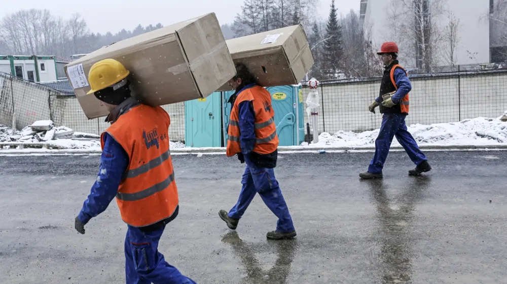 Kostno-mišična obolenja, ki so posledica težkih fizičnih obremenitev pri delu, so vzrok za kar četrtino bolniških odsotnosti in pogosto vodijo v invalidnost. Fotografija je simbolična. Foto: Jaka Gasar 