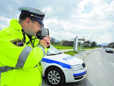 Policijska kontrola, Log pri brezovici, meritev hitrosti, radar.Foto Luka CjuhaZA OBJAVO V ČASOPISU DNEVNIK