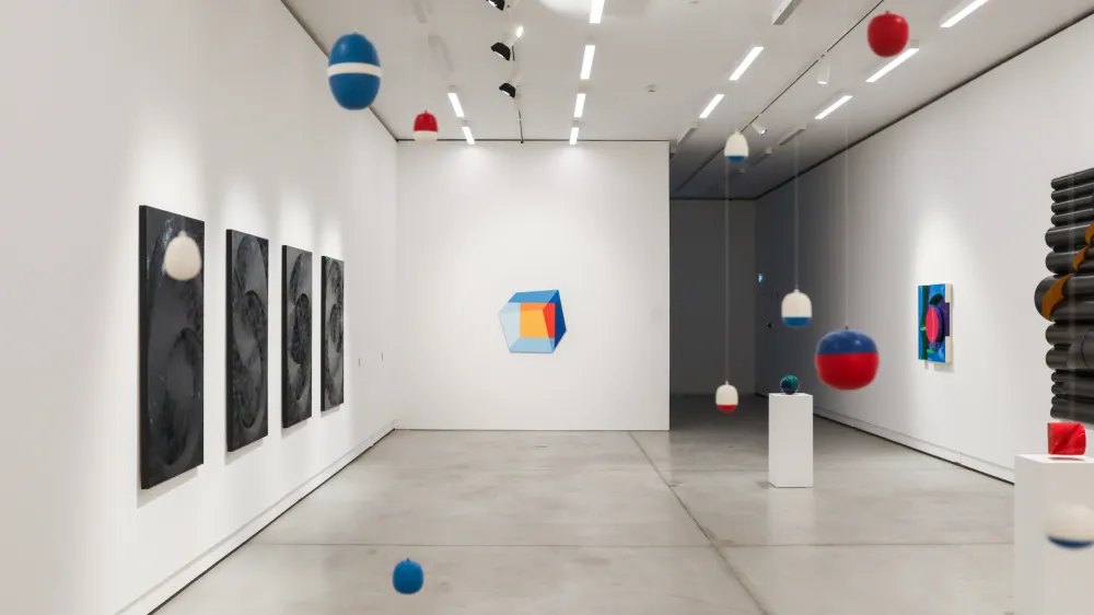 -16.02.2024. SKUPINSKA RAZSTAVARAZŠIRJENI VID v Cukrarni. Avtorji: Marko Batista, Uršula Berlot, Beti Bricelj, Ksenija Čerče, Sandi Červek, Vuk Ćosić, DK, Dušan Fišer, Vadim Fiškin, Meta Grgurevič, Sanela Jahić, Danilo Jejčič, Peter Koštrun, Blažka Križan, Oto Rimele, Nejč Slapar, Nika Špan, Dušan Tršar, Vinko Tušek, Edvard Zajec//FOTO: Bojan Velikonja