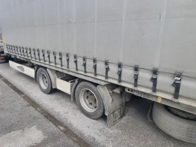 Na gorenjski avtocesti je policija ustavila voznika tovornjaka s popolnoma izrabljeno pnevmatiko. 