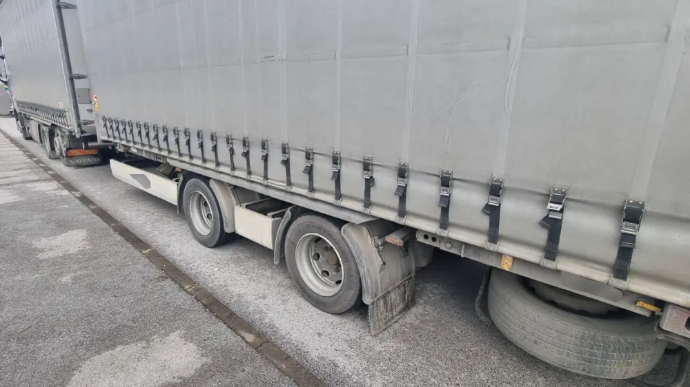 Na gorenjski avtocesti je policija ustavila voznika tovornjaka s popolnoma izrabljeno pnevmatiko. 