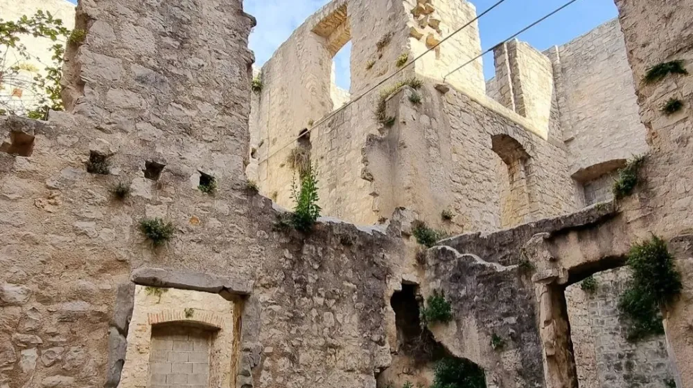 Kr&scaron;an, majhna kamnita vasica v zaledju Istre,