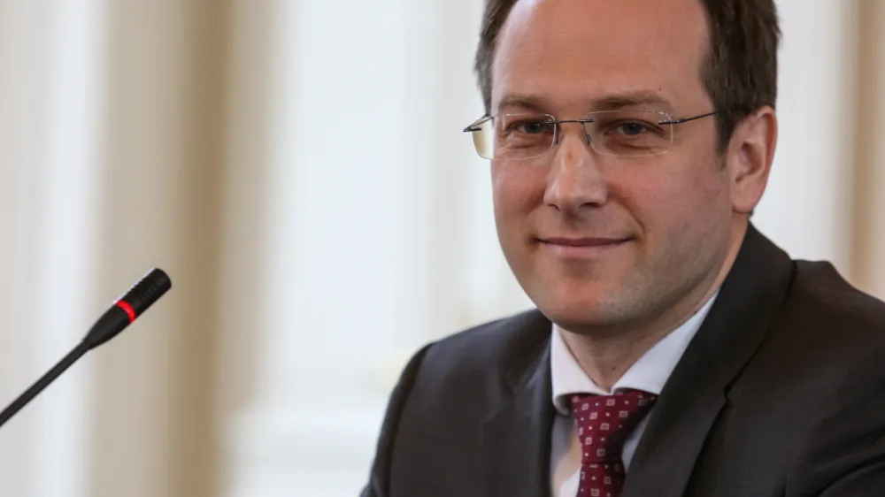 ﻿kandidat za Ustavnega sodnika RS DDr. Klemen Jaklič, predavatelj na ameriški Univerzi Harvard, kjer predava s področij ustavnega prava, moralne teorije, etike, človekovih pravic in demokracije.    - 21.03.2017 - javna predstavitev drugega kandidata za sodnika Ustavnega sodišča RS Klemna Jakliča v predsedniški palači -.    //FOTO: Luka Cjuha