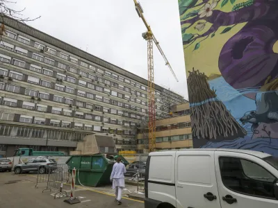 Danes 34-letni moški zaradi zdravniške napake toži UKC Ljubljana za 450.000 evrov. V kliničnem centru vztrajajo, da so delali le v dobro pacienta. 