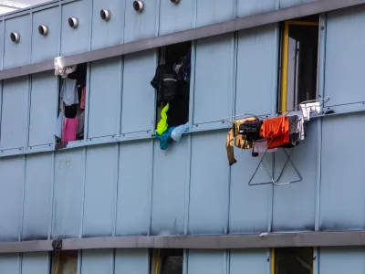 - migranti -- prezasedenosti azilnega doma - sprejme lahko največ 350 ljudi, trenutno jih je tam že 1200 - 15.09.2023 &ndash; Azilni dom Ljubljana - Urad Vlade republike Slovenije za oskrbo in integracijo Migrantov, Cesta v Gorice 15 v Ljubljani -Vič //FOTO: Bojan Velikonja