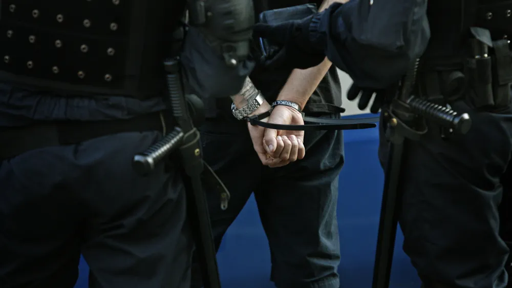 Postopki, v katerih policisti osumljenca umirjajo tudi s pomočjo prisilnih sredstev, se občasno končajo tragično. F Matej Povše Q