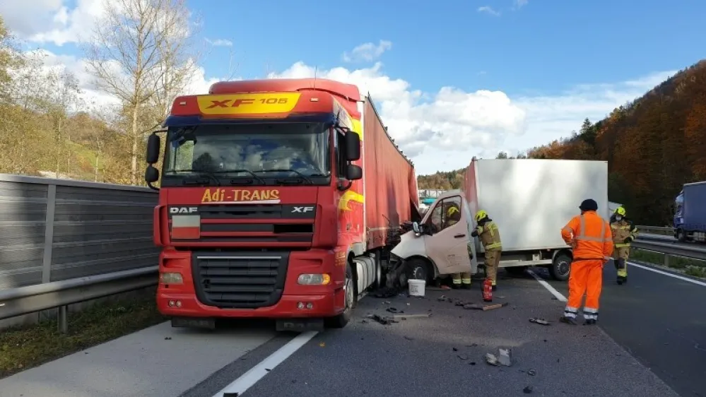 V trčenju kombija v na odstavnem pasu stoječ tovornjak s poljskimi registrskimi tablicami v začetku novembra 2021 je umrl 23-letnik. F