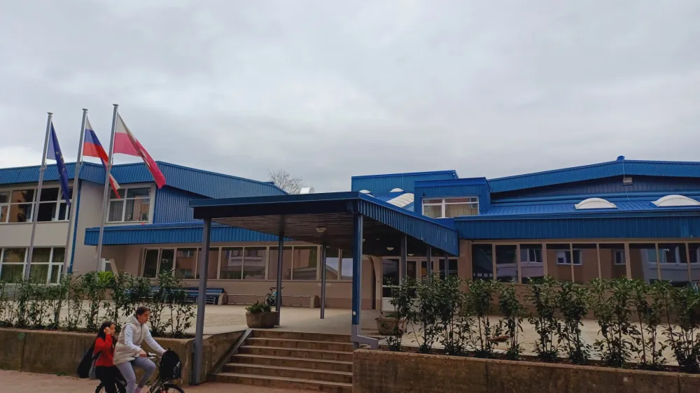 V prostorsko preobremenjeni OŠ Jakoba Aljaža se bodo jeseni razveselili pomembne pridobitve – nove podružnične šole. 