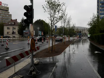 Na ljubljanski občini navajajo več razlogov, zakaj gradbena dela na Linhartovi cesti potekajo tako počasi. 