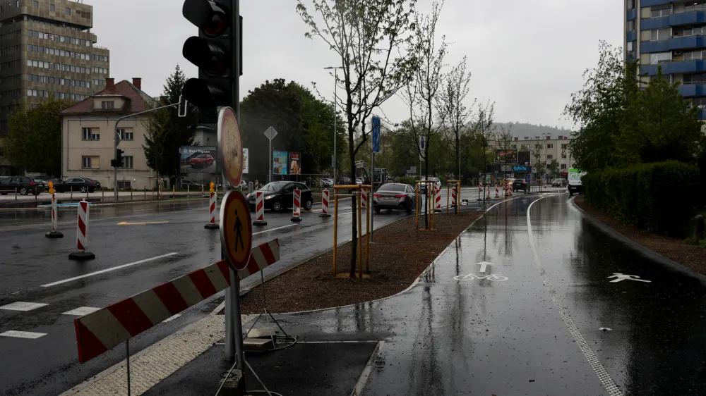Na ljubljanski občini navajajo več razlogov, zakaj gradbena dela na Linhartovi cesti potekajo tako počasi. 