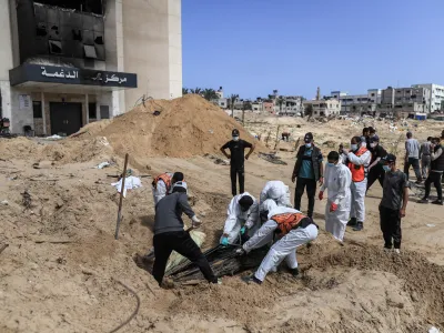 Odstranjevanje trupel v Han Junisu, kjer so po umiku izraelske vojske začeli izkopavati enega od dveh množičnih grobišč pri bolnišnicah v Gazi. Da so grobovi tam, se je vedelo, ne pa tudi, koliko ljudi je tam pokopanih. 