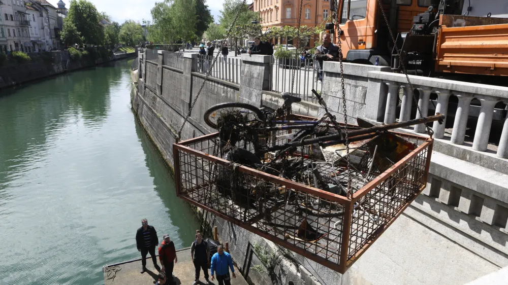 20.04.2024 - Čistilna akcija Ljubljana - Ljubljanica - čiščenje smeti iz ljubljanice - Šuštarski mostFoto: LUka Cjuha