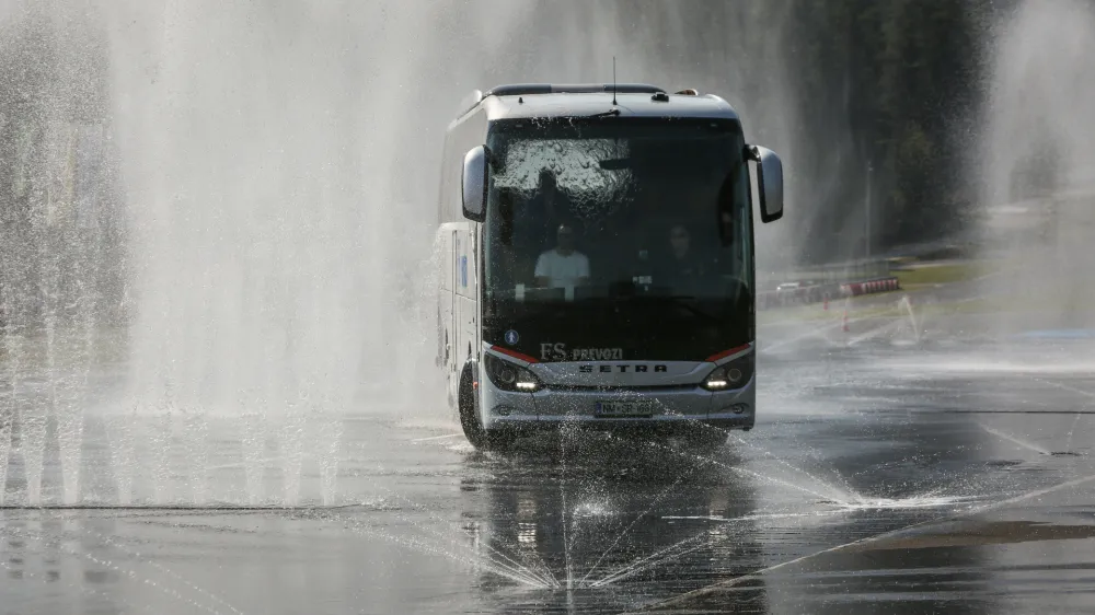 Celodnevni najem avtobusa letos znaša 510 evrov oziroma 1,70 evra na kilometer, kar pomeni 72,9-odstotno zvišanje glede na leto 2021. 