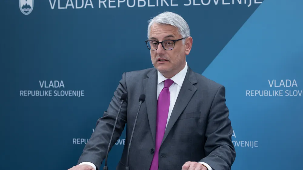 Ljubljana, vlada.Izjava po redni tedenski seji vlade.Minister za gospodarstvo, turizem in sport Matjaz Han.