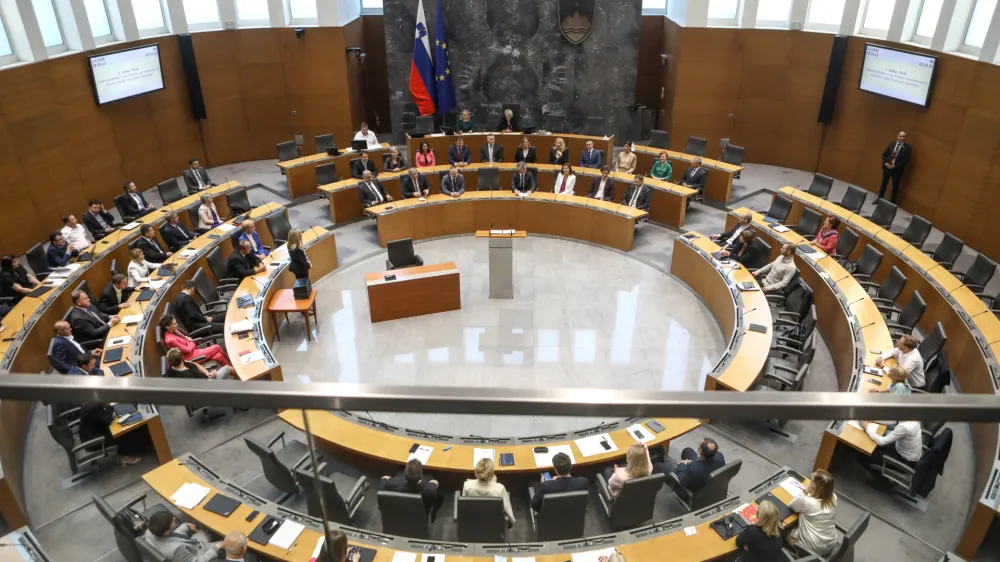 Državni zbor - poslanska dvorana- 01.06.2022 - Izredna seja DZ, na kateri so potrjevali 17. novih ministrov - 15. petnajsta Vlada Republike Slovenije RS v samostojni Sloveniji pod vodstvom predsednika vlade dr. Roberta Goloba -  //FOTO: Luka Cjuha