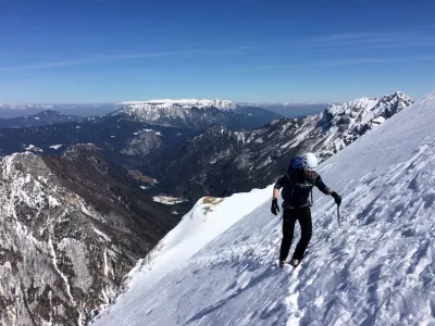 Še posebej pri obiskovanju visokogorja, kjer je tretja stopnja nevarnosti proženja snežnih plazov, veljajo vsa priporočila za zimski obisk gora, kamor koli se odpravimo, pa izberimo pot, ki smo ji kos tako po znanju kot izkušnjah. (foto Manca Ogrin)