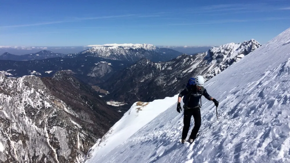 Še posebej pri obiskovanju visokogorja, kjer je tretja stopnja nevarnosti proženja snežnih plazov, veljajo vsa priporočila za zimski obisk gora, kamor koli se odpravimo, pa izberimo pot, ki smo ji kos tako po znanju kot izkušnjah. (foto Manca Ogrin)