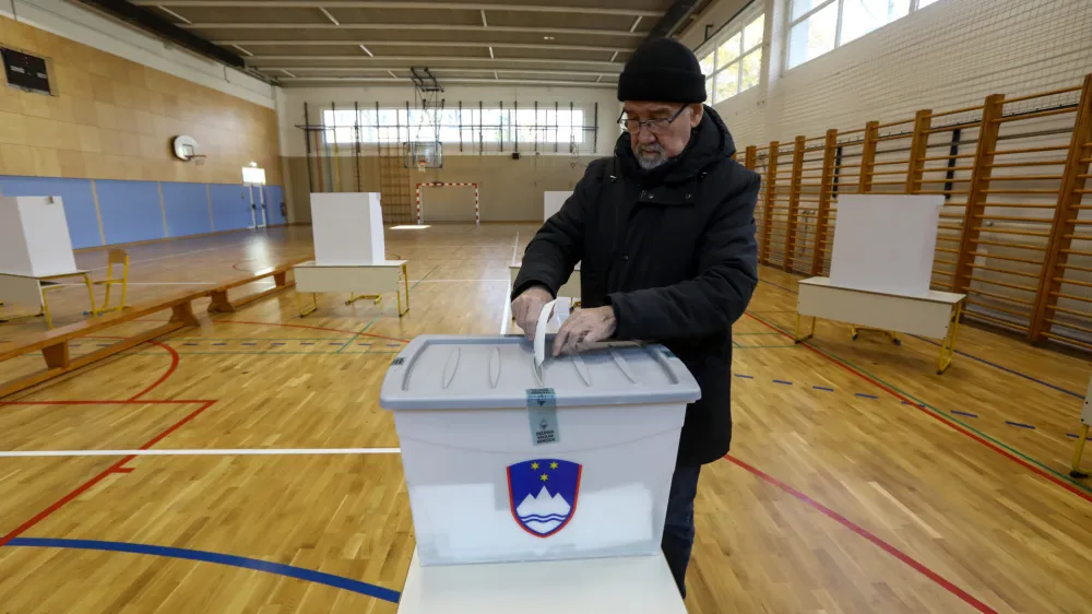 - voli&scaron;če - - 27.11.2022 &ndash; Referendumi 2022 &ndash; glasovanje o treh zakonodajnih referendumih, in sicer o&nbsp;noveli Zakona o vladi, noveli Zakona o dolgotrajni oskrbi in noveli Zakona o Radioteleviziji Slovenija&nbsp;&nbsp;//FOTO: Luka Cjuha
