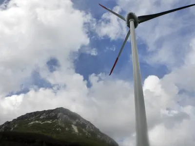 ﻿- druga elektrarna na veter v Sloveniji - električna energija - energetika - vetrnica - 22.04.2014 Razdrto - Vetrna elektrarna Nanos - stolp vetrnice je visok 53 metrov, elisa meri v premeru 44 metrov, moč naprave pa je 910 kilovatov - proizvedla bo predvidoma 1,6 gigavatne ure električne energije. //FOTO: Bojan Velikonja