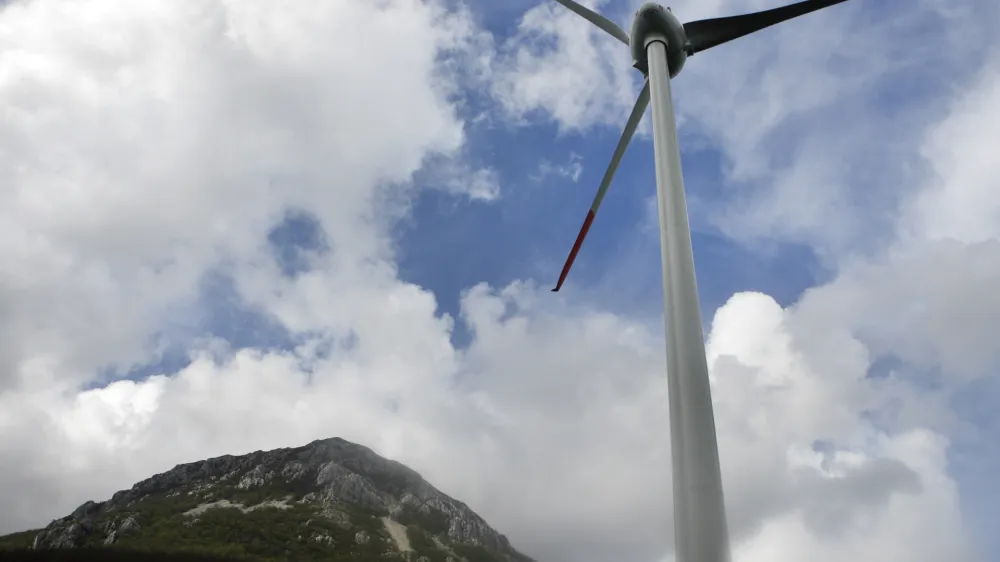 ﻿- druga elektrarna na veter v Sloveniji - električna energija - energetika - vetrnica - 22.04.2014 Razdrto - Vetrna elektrarna Nanos - stolp vetrnice je visok 53 metrov, elisa meri v premeru 44 metrov, moč naprave pa je 910 kilovatov - proizvedla bo predvidoma 1,6 gigavatne ure električne energije. //FOTO: Bojan Velikonja