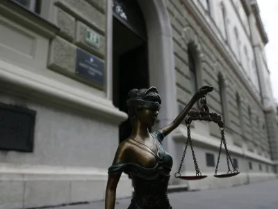 - ilustrativna fotografija - vlada - tožilstvo - pravo - pravičnost - pravosodje - pravica - pravni sistem - kipec boginja pravde Justicija - tehtanje resnice - tehtnica in meč- tematska fotografija - poseg politike v sodstvo, stavba//FOTO: Bojan Velikonja