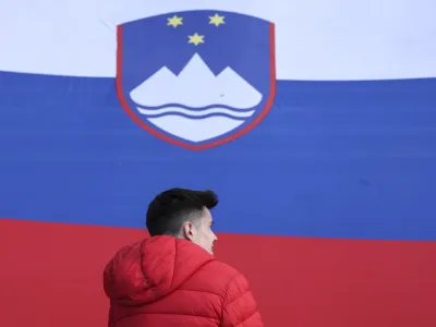 slovenska zastava- 19.04.2023 – Združenje za vrednote slovenske osamosvojitve je ob robu razprave o interpelaciji vlade pripravilo protestni shod pod geslom Za Slovenijo in resnico //FOTO: Jaka Gasar