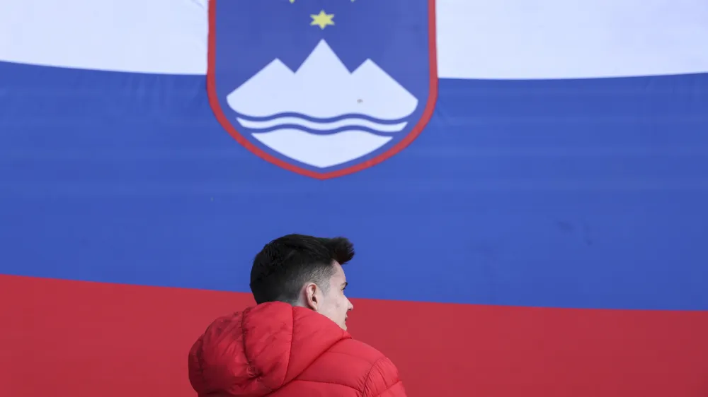 slovenska zastava- 19.04.2023 – Združenje za vrednote slovenske osamosvojitve je ob robu razprave o interpelaciji vlade pripravilo protestni shod pod geslom Za Slovenijo in resnico //FOTO: Jaka Gasar
