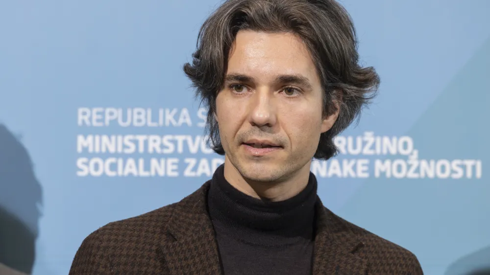 Ljubljana, MDDSE.Skupna novinarska konferenca ministra za delo, druzino, socialne zadeve in enake moznosti Luke Mesca ter glavne inspektorice Inspektorata RS za delo Katje Coh Kragolnik s predstavitvijo delovanja in nacrtov dela inspektorata.Minister za delo, druzino, socialne zadeve in enake moznosti Luka Mesec.