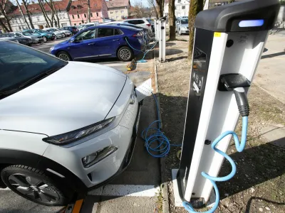 E-mobilnost bo trajnostna in cenovno ugodna le, če bo e-vozila poganjala električna energija, proizvedena iz obnovljivih virov. F Eles