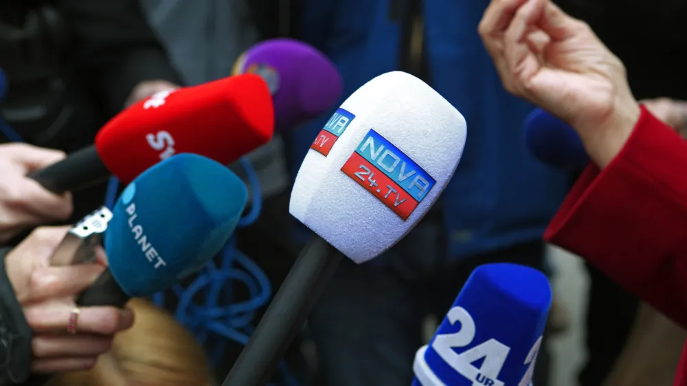 simbolična fotografija - medijska hi&scaron;a Nova 24 TV, planet TV - POP 24 UR - RTV - - mikrofon - mediji -//FOTO: Tomaž Skale