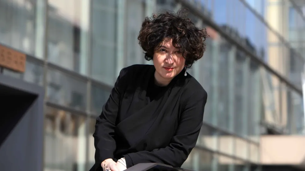 »Nasilje ima v sebi nagnjenost k širjenju, ekstremno težko ga je zaustaviti, in nisem prepričana, ali se Zahod tega dovolj zaveda,« razmišlja ruska pisateljica in pesnica Marija Stepanova. Foto: Tomaž Skale