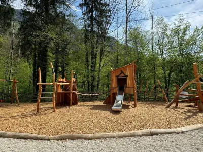 Ob letnem vrtu Pod žičnico se nahaja nov mini adrenalinski park za najmlaj&scaron;e obiskovalce.